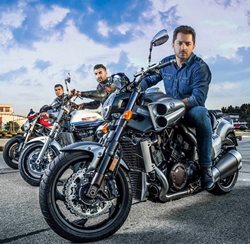 بهرام رادان در کنار قهرمانان موتورسواری + تصویر