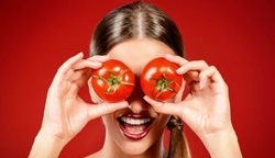 چطور با گوجه فرنگی پوستمان را شفاف و روشن کنیم؟