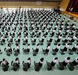 مراسم بازگشایی مدارس در ژاپن با رعایت فاصله گذاری اجتماعی + عکس