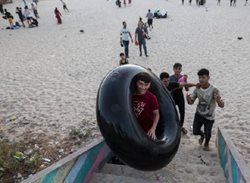 فرار فلسطینی ها از گرما به ساحل غزه + تصاویر