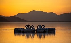 غروب زیبا در دریاچه صورتی رنگ شیراز + عکسها