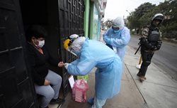 تست کرونا ویروس درب منازل شهروندان در پرو + تصاویر