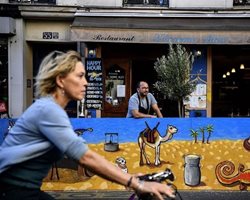 کافه ها خیابان های پاریس را اشغال کردند! + عکسها