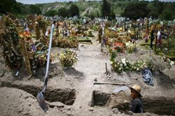 کندن قبرهای تازه برای دفن انبوه فوتی های کرونا در مکزیکوسیتی + عکسها