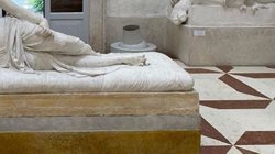 تخریب بخشی از مجسمه خواهر ناپلئون بناپارت در ایتالیا