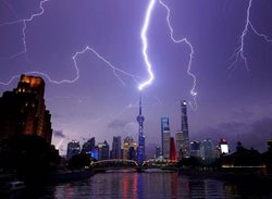 رعد و برق دیدنی در آسمان چین + عکس