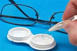 استفاده از عینک بجای لنز تماسی در شرایط شیوع بیماری کووید 19