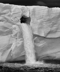 تصاویر تکان دهنده از آب شدن یخ های قطبی