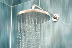 چرا برای موها حمام کردن با آب سرد بهتر از آب گرم است؟