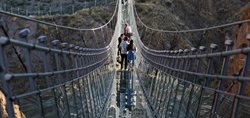 اولین پل معلق تمام شیشه ای جهان در اردبیل + عکسها