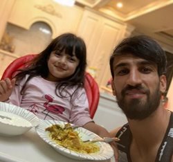 شام دو نفره حسین ماهینی با دخترش + عکس