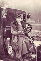 اولین راننده تاکسی زن جهان در سال 1909 + عکس