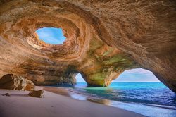 منظره ای زیبا از غار ساحلی در پرتغال + عکس