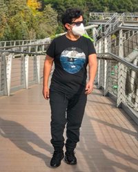 پیاده روی امیرمحمد متقیان روی پل طبیعت + عکس
