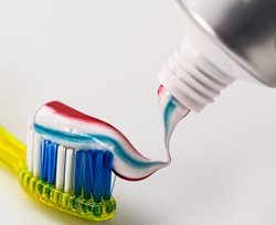 حقایقی شگفت انگیز در مورد خمیر دندان که باید بدانیم