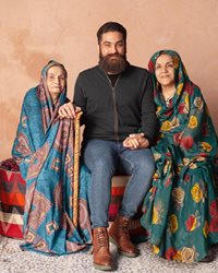 علی زندوکیلی در کنار مادر و مادربزرگش + عکس