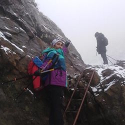 کوهنوردی آنا نعمتی در هوای برفی + عکس