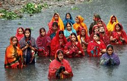 تصویری جالب از دعای هندوها زیر باران
