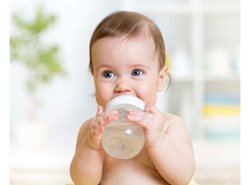 زمان مناسب برای خوراندن آب به نوزاد