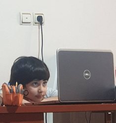 خانم کارگردان و کلاس آنلاین فرزندش + عکس