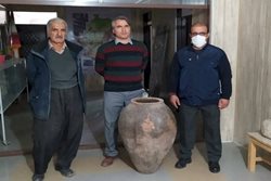 یک خمره قدیمی به موزه مهاباد اهدا شد