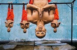 آویزان شدن راهبان معبد شائولین + عکس