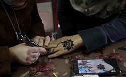 هنرمندی با حنا در نوار غزه + عکسها