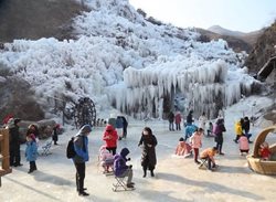 آبشار یخ زده در پکن + عکس