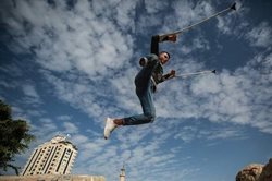 مهارت جوان فلسطینی در انجام پارکور با یک پا + عکسها