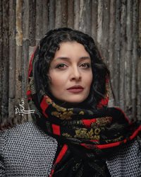 ژست ساره بیات در مقابل لنز دوربین + عکس