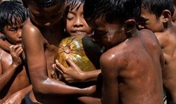 بازی کودکان میانمار با نارگیل + عکس