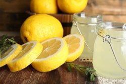 آب گرم و لیمو به صورت ناشتا مصرف کنید و معجزه آن را ببینید