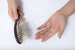 6 توجیه پزشکی درباره ریزش دائمی موها
