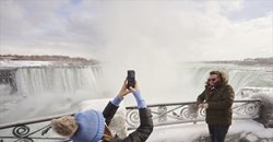 آبشار یخ زده نیاگارا + عکسها
