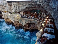 رستورانی زیبا داخل غاری در ایتالیا + عکس