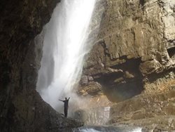 آبشار آدران کرج؛ آبشاری بی مثال برای تمام فصول