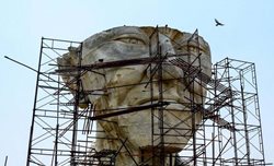 مجسمه مرموز و متروک راهب بودایی + عکس