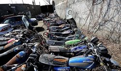 پارکینگ موتور سیکلتهای توقیفی در همدان + عکسها