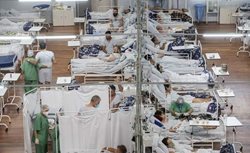 بیماران کرونایی روی تختهای بیمارستان صحرایی + عکس