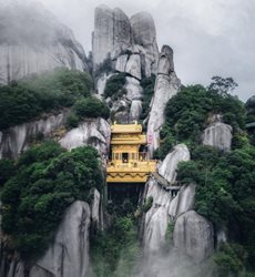 معبدی در میان کوهستان + عکس
