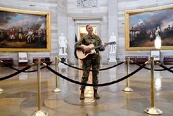نوازندگی و ترانه خوانی یک افسر نیروی گارد ملی آمریکا + عکس