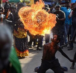 آتش بازی عجیب در آیین مذهبی هندوها + عکس