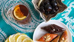 آشنایی با شماری از معروف ترین غذاها و نوشیدنی های آذربایجان
