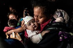 اشک های مادر مهاجر پناهجو + عکس