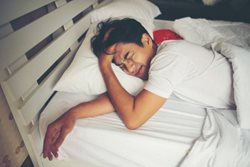 خطرات خوابیدن بلافاصله بعد از غذا خوردن