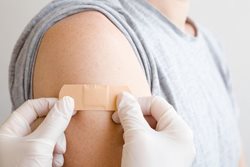 چرا پس از تزریق واکسن بازو درد می گیریم؟