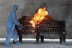 سوزاندن اجساد کرونایی در شهر بمبئی هند + عکس