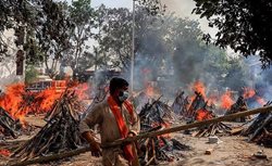 کومه هایی از آتش برای سوزاندن اجساد قربانیان کرونا در هند + عکسها
