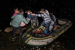 مصائب حضور کودکان پناهنده در عبور از رودخانه مرزی + عکس