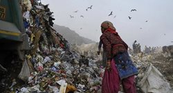 کوهی از زباله ها در هندوستان + عکسها
